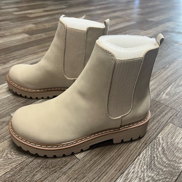 Soda Brand Chelsea Pull on Boots - Picture 1 of 7